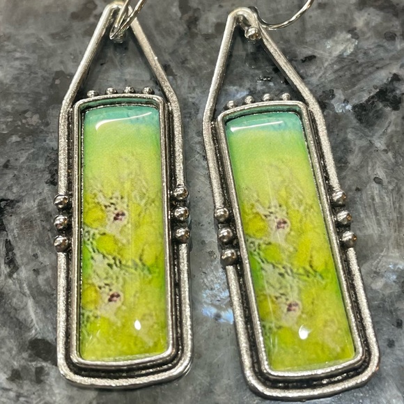 ⭕️ 3/$24 ⭕️ Neon green ombre earrings / NWOT - Picture 3 of 5